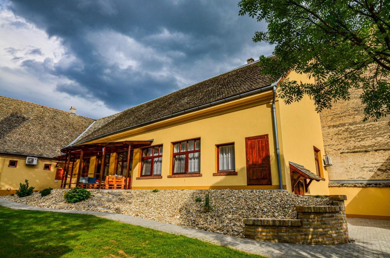 Apartamento Kossuth Vendeghaz Tolna Exterior foto